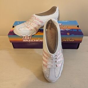 NEW Skechers Women's White and Pink Sneakers. Grapevine. Size 6 Medium